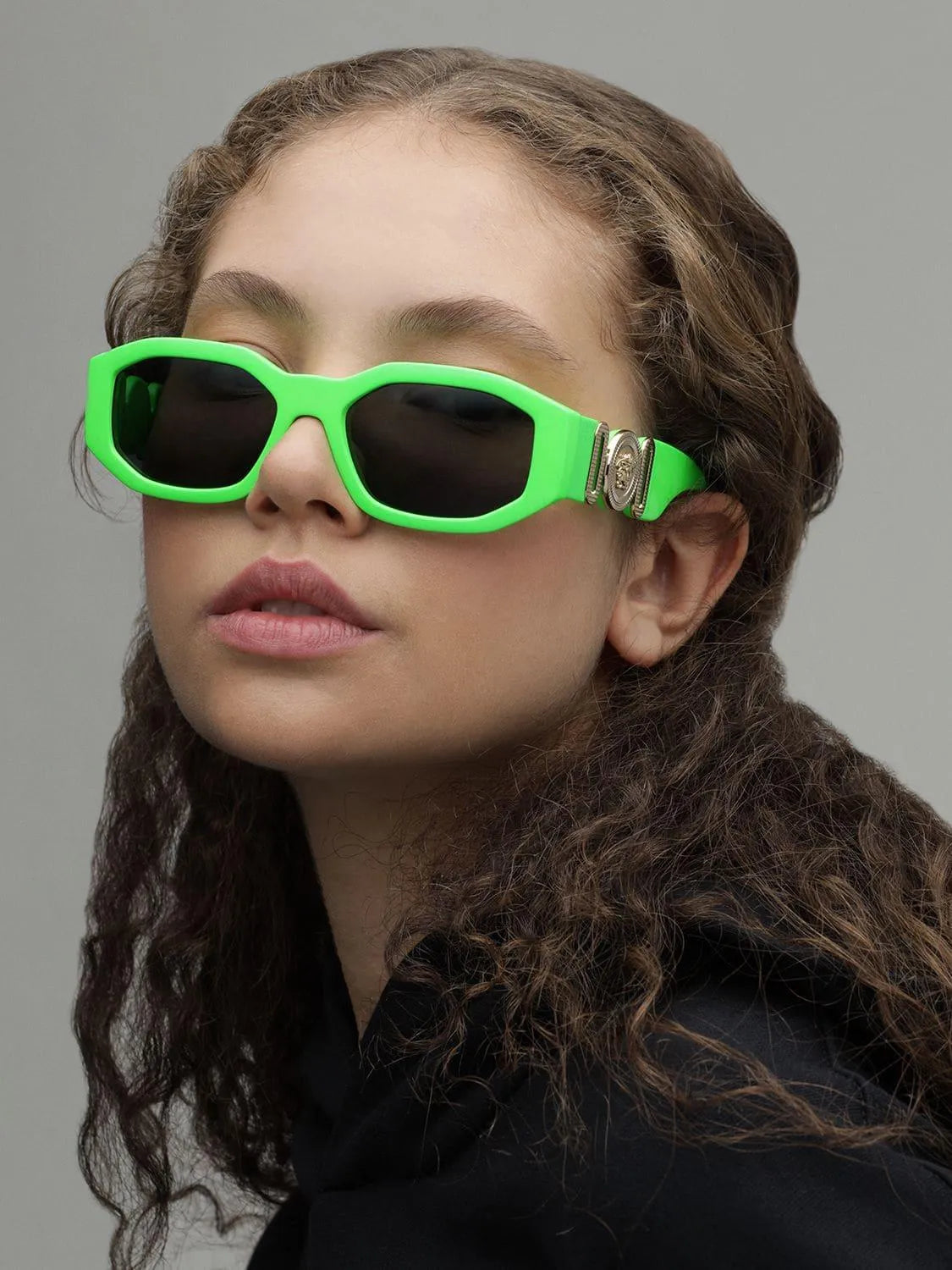 משקפי שמש של ורסאצ'ה ירוק פלואו-אפור כהה | Versace VE4361 Biggie Green Fluo-Dark Grey